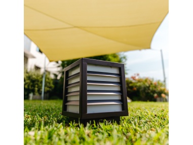 Solar QUB - Lampa zewnętrzna z wbudowanym panelem słonecznym