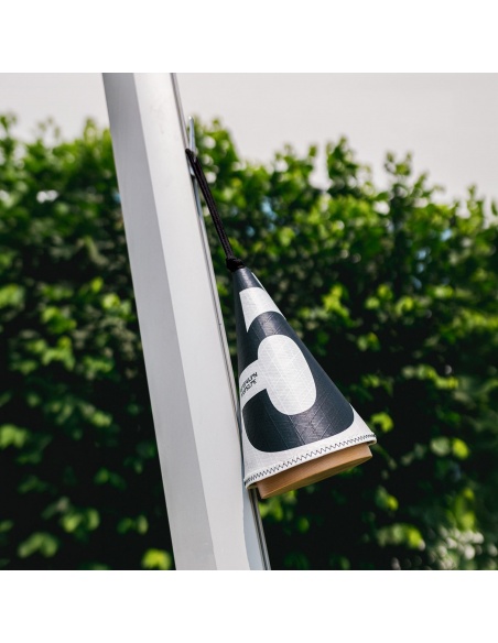 Lampa Cala: Marynistyczny Design, Regulacja Oświetlenia, 143 godzin autonomii