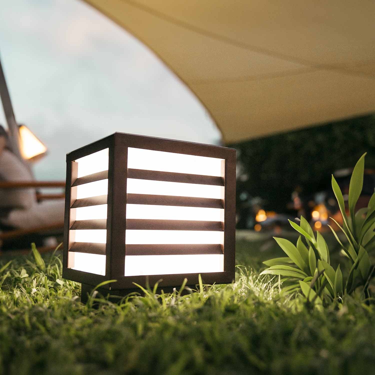 Solar QUB: Lampa Sześcienna - Odkryj Nowe Reflektory Podłogowe