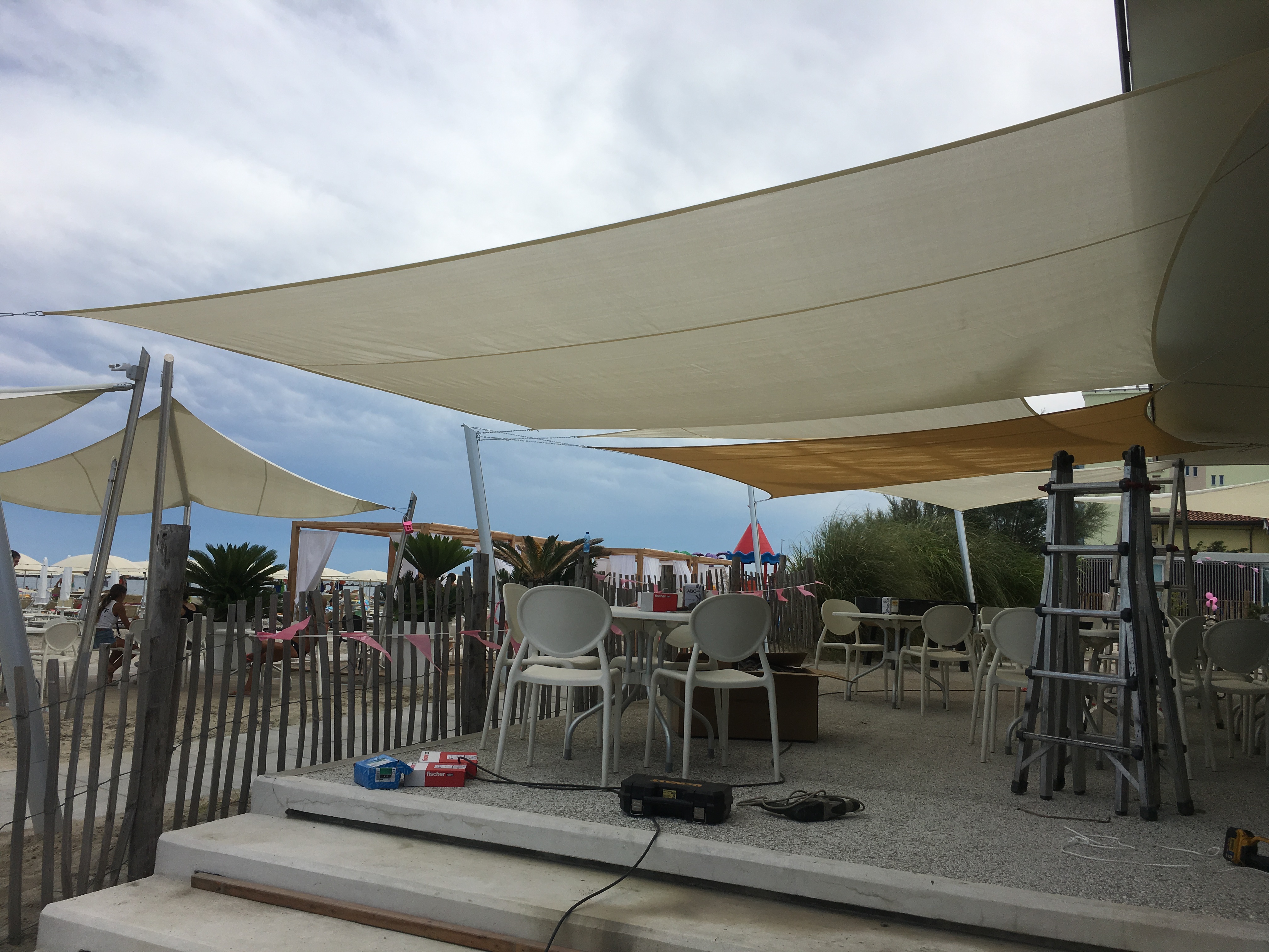 żagiel przeciwsłoneczny do restauracji na plaży