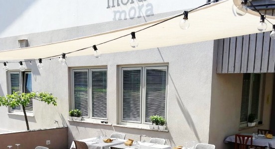 Restauracja Mora w Vicenzy: żagiel przeciwsłoneczny 4x6m i kijki Alu-Simple